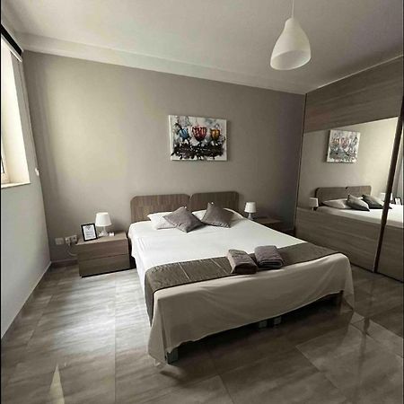 F10 Room 1, Private Double Room With Private Bathroom In Shared Flat Msida Luaran gambar