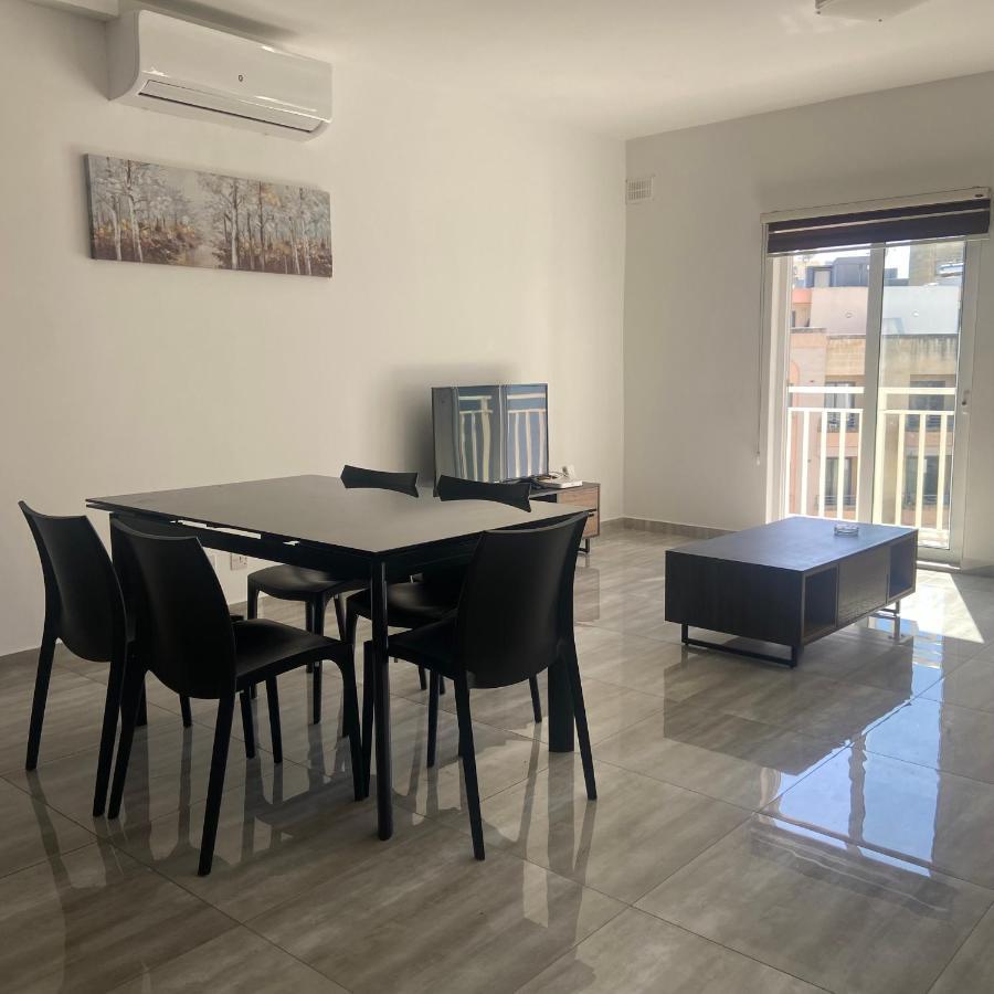 F10 Room 1, Private Double Room With Private Bathroom In Shared Flat Msida Luaran gambar