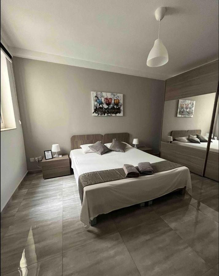 F10 Room 1, Private Double Room With Private Bathroom In Shared Flat Msida Luaran gambar